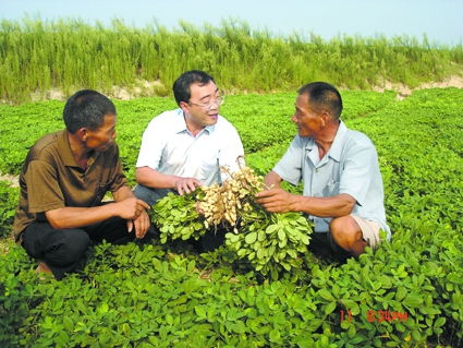 中原无处不飞花——记中国工程院院士、省农科院院长张新友的中草药科技咨询之路